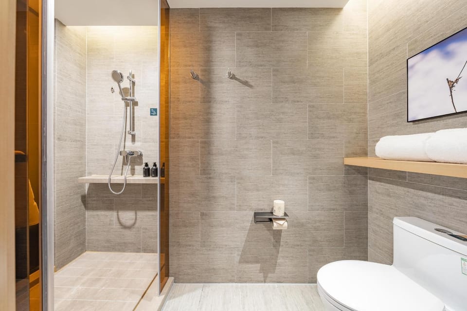 Shower, Toilet