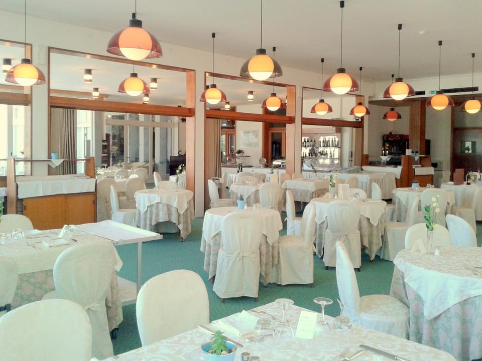 Restaurant/places to eat, Lounge or bar, Banquet/Function facilities