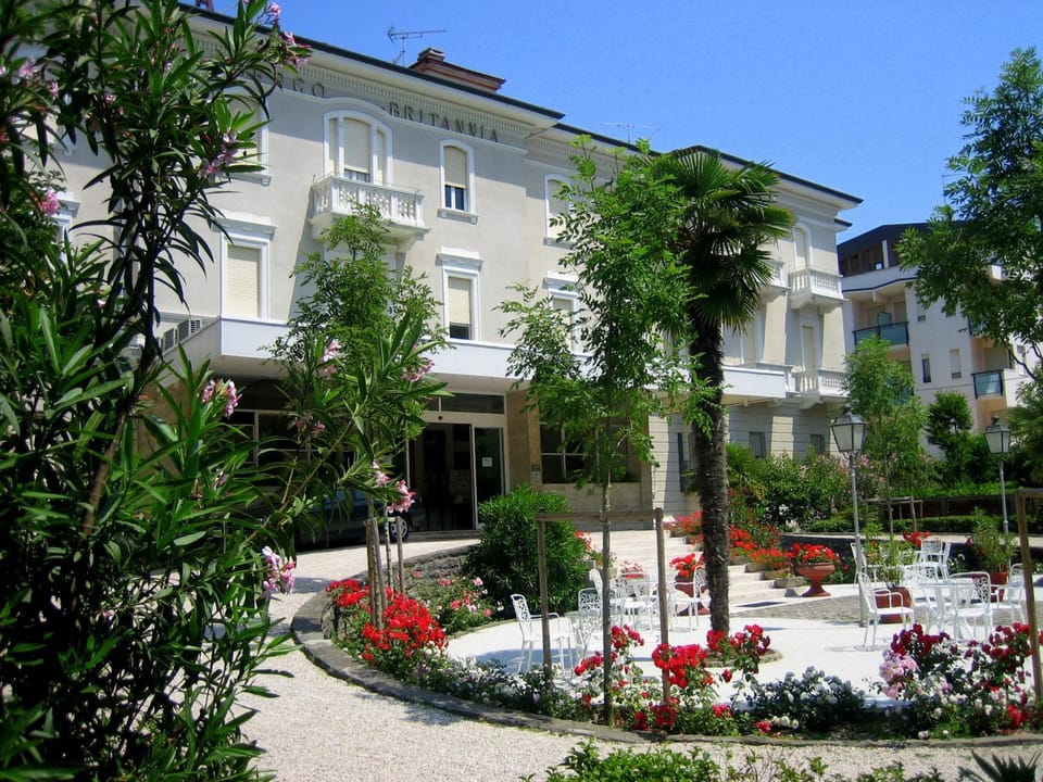 Property building, Facade/entrance, Garden view