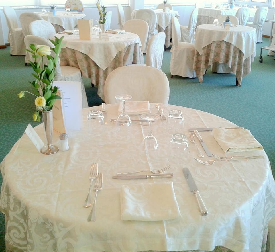Restaurant/places to eat, Lounge or bar, Banquet/Function facilities, Decorative detail