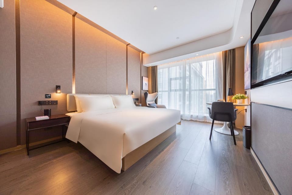 Bed, TV and multimedia, Photo of the whole room, Seating area, Bedroom