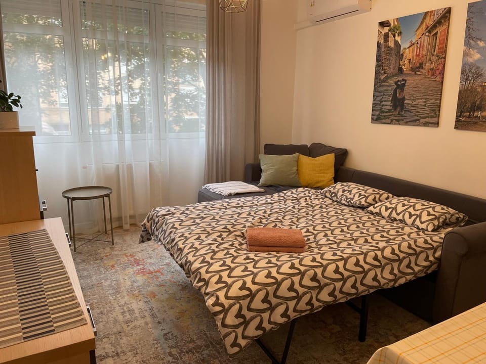 Bed, Living room