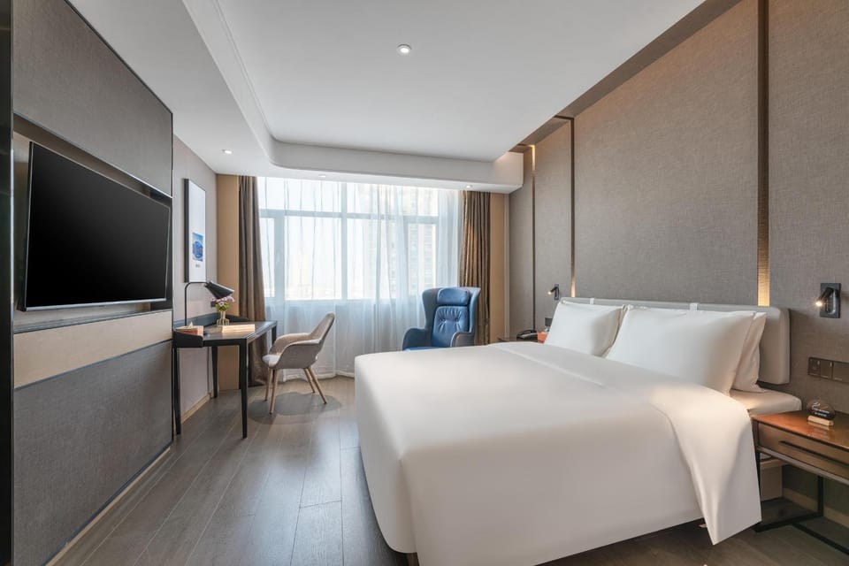 Bed, Photo of the whole room, Seating area, Bedroom