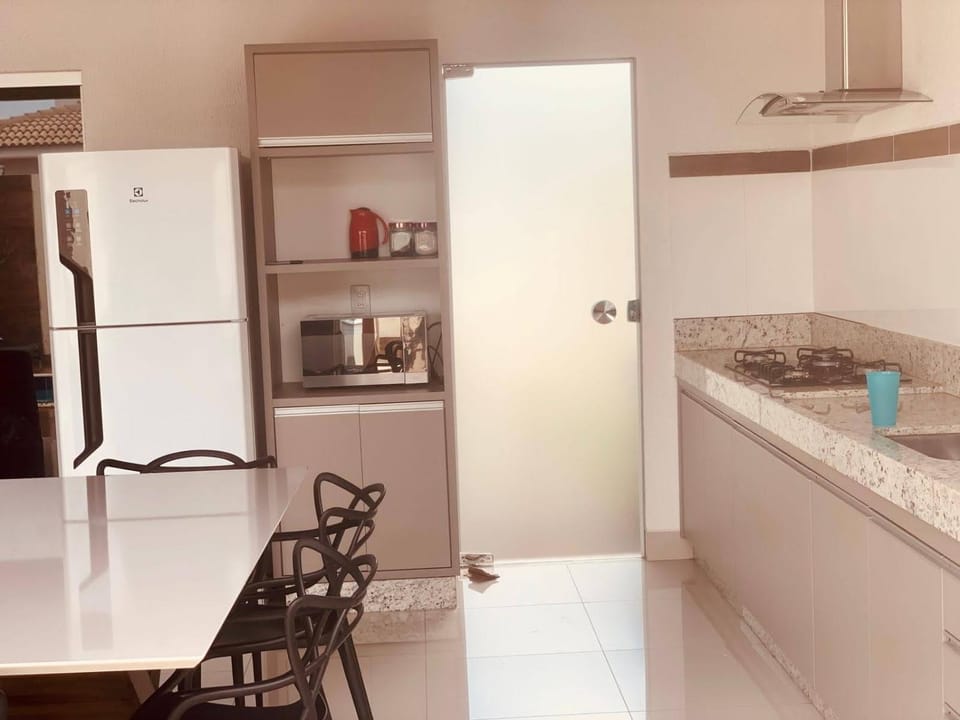 Kitchen or kitchenette, Dining area, minibar, pet friendly, stove