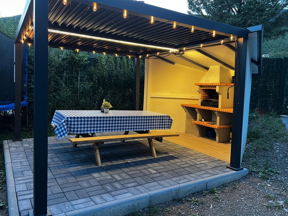BBQ facilities, Garden, Dining area