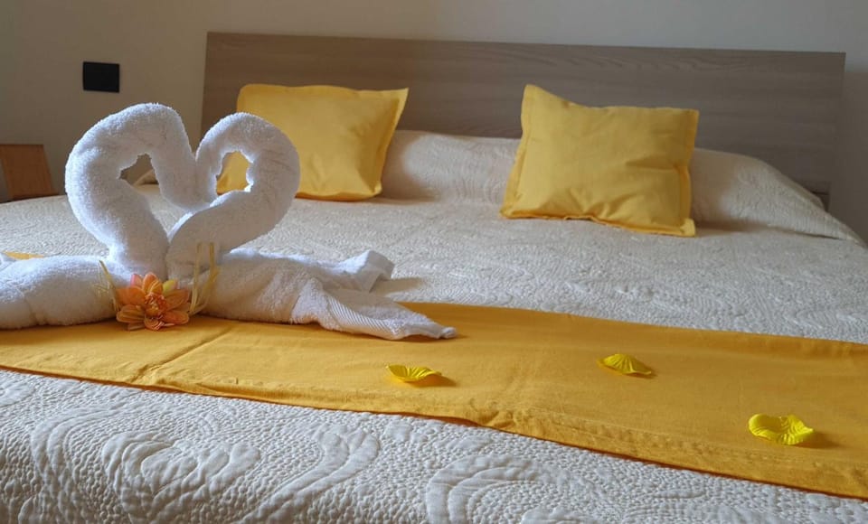 Bed, Photo of the whole room, Decorative detail, Bedroom, towels