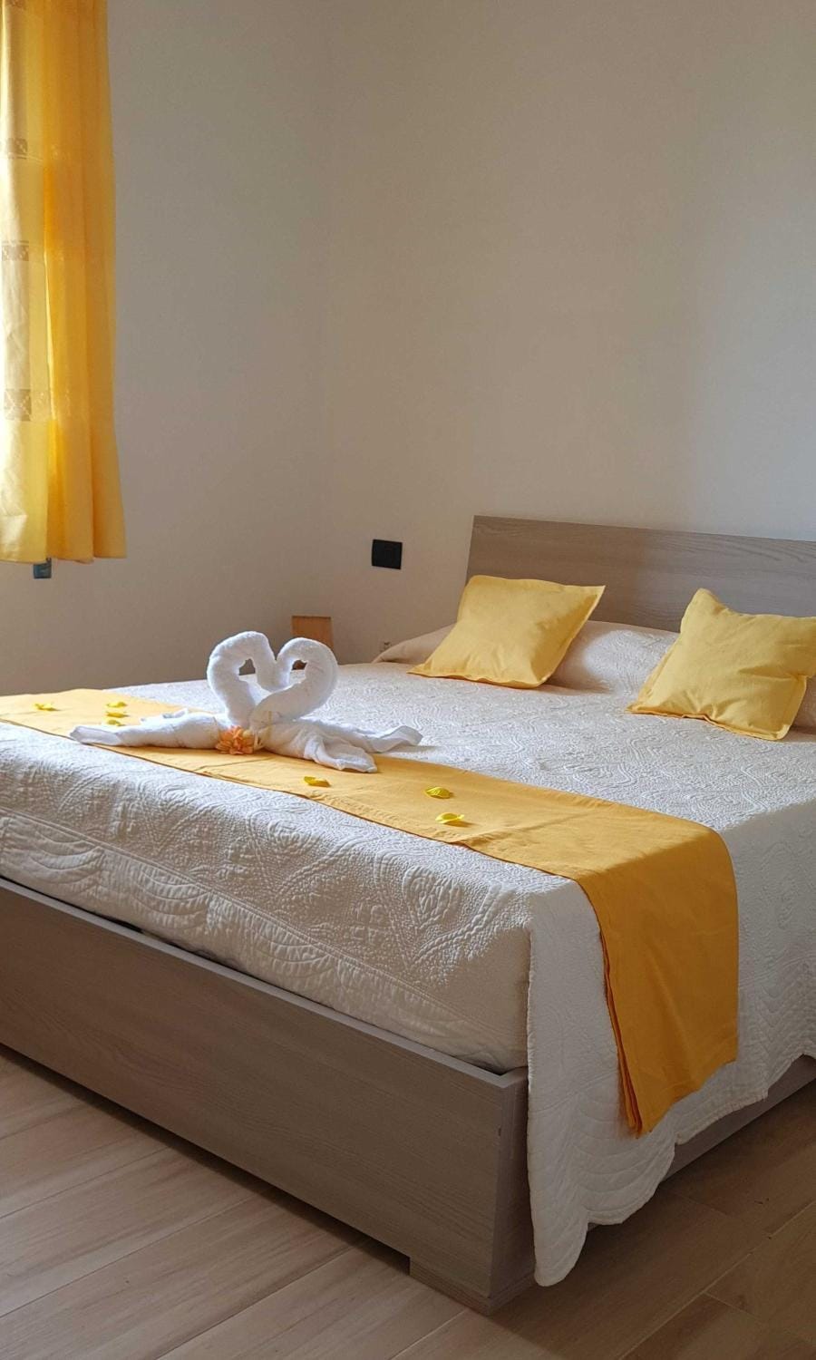Bed, Photo of the whole room, Decorative detail, Bedroom, towels