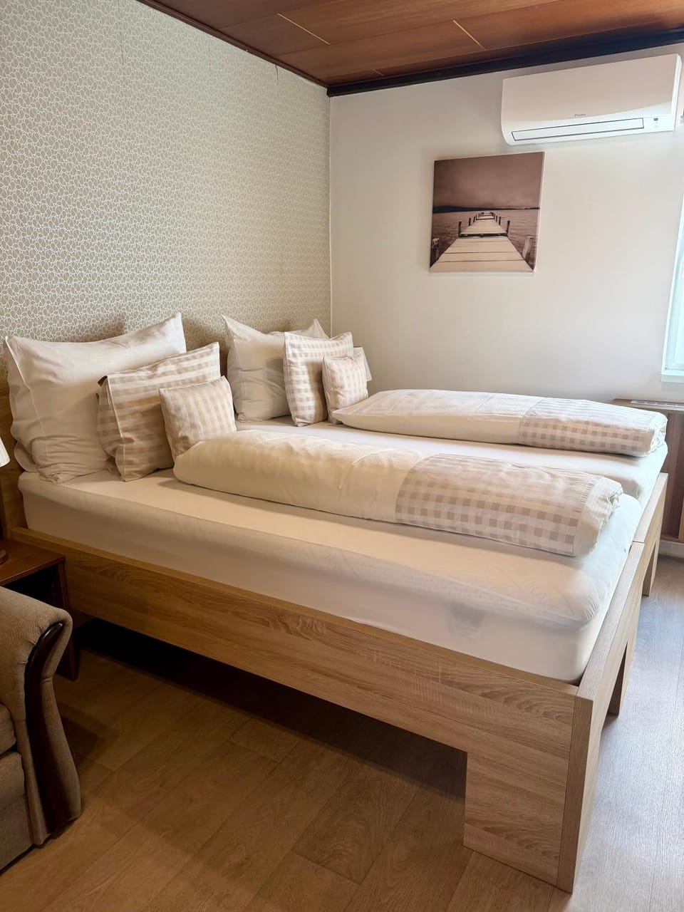 Bed, air conditioner