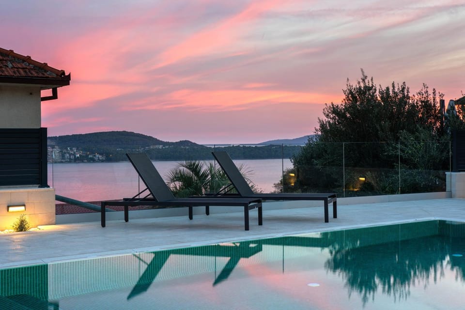 View (from property/room), Swimming pool, sunbed