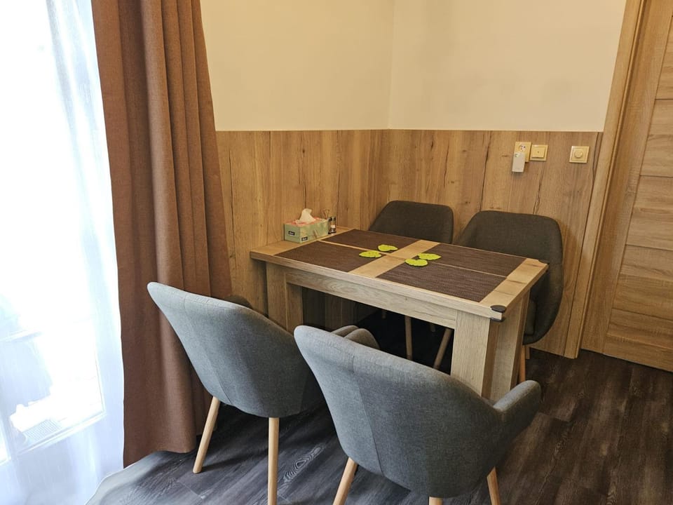Seating area, Dining area, hair dresser