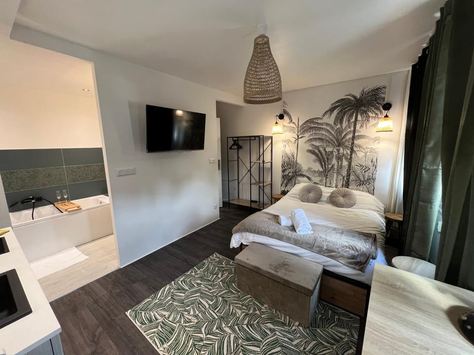 Bed, Bathroom, TV and multimedia, Living room, Photo of the whole room, Seating area, Bedroom, Bath, towels