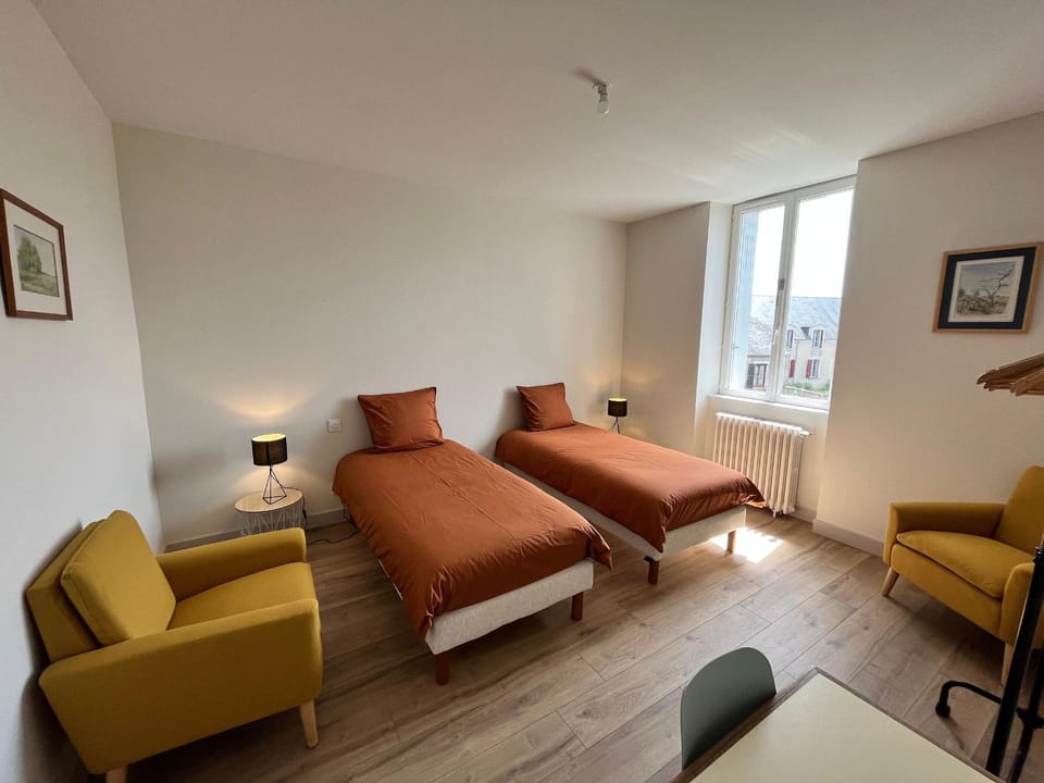 École rénovée avec terrasse, 3 chambres, draps, ménage et chauffage inclus - FR-1-591-344 House in Centre-Val de Loire