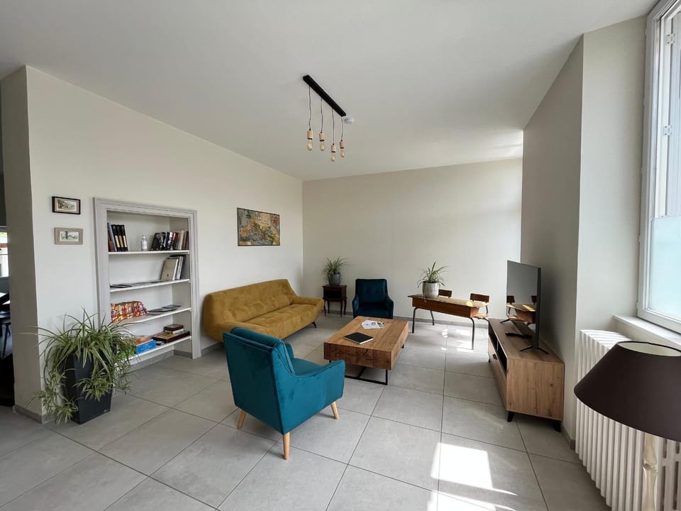 École rénovée avec terrasse, 3 chambres, draps, ménage et chauffage inclus - FR-1-591-344 House in Centre-Val de Loire