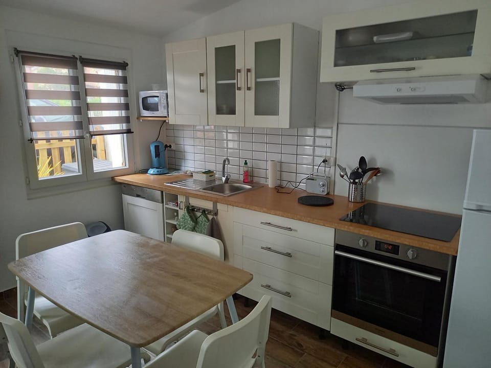Kitchen or kitchenette, Dining area