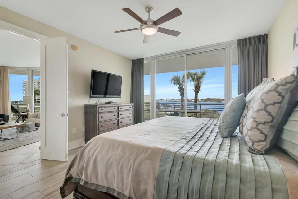 Bed, TV and multimedia, Balcony/Terrace, Bedroom