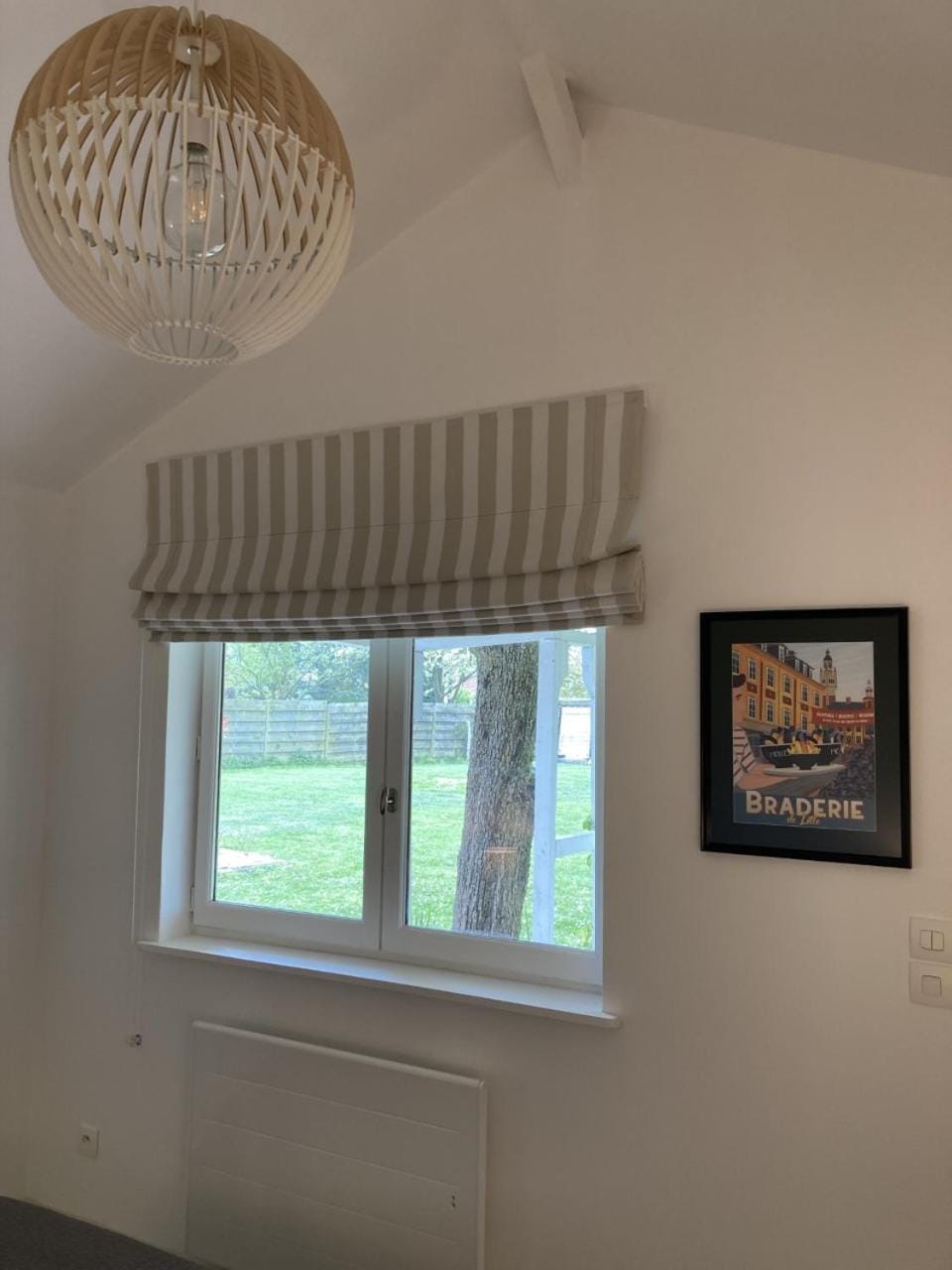 Photo of the whole room, Bedroom, internet