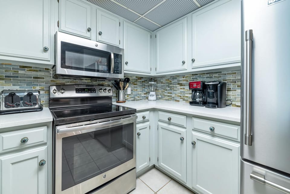Coffee/tea facilities, Kitchen or kitchenette, dishwasher, oven, stove, toaster