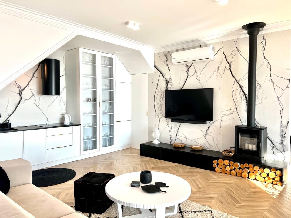 Communal lounge/ TV room, TV and multimedia, Living room, Seating area, Dining area