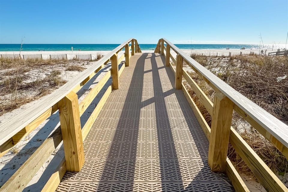 Four Winds 502- Gorgeous Condo-Hallway Kids Bunks-Perfect for Small Families Apartment in Orange Beach