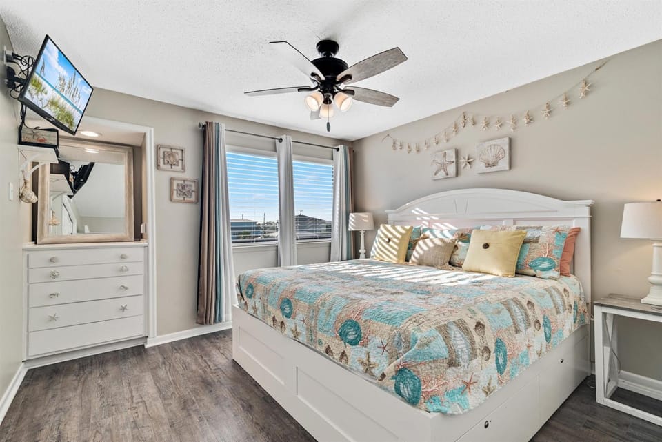 South Winds 2-Updated Condo-Beach views-Walk to Hangout-FREE PARKING Apartment in West Beach