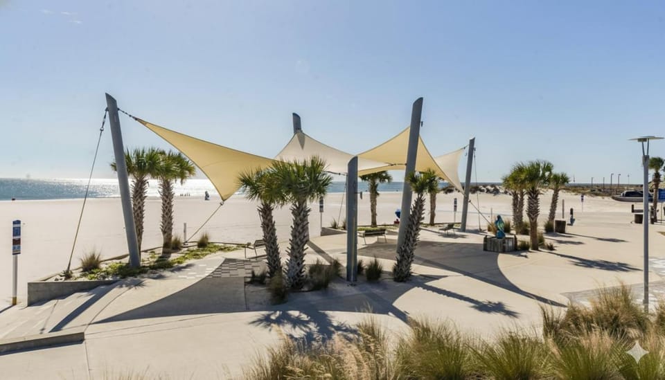 South Winds 2-Updated Condo-Beach views-Walk to Hangout-FREE PARKING Apartment in West Beach
