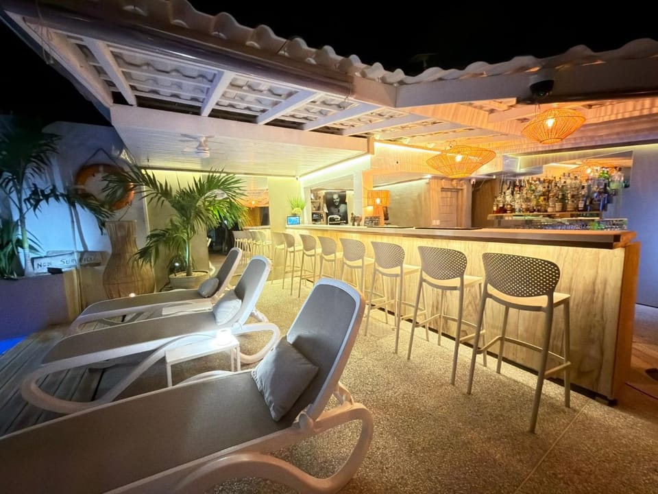 Restaurant/places to eat, Lounge or bar