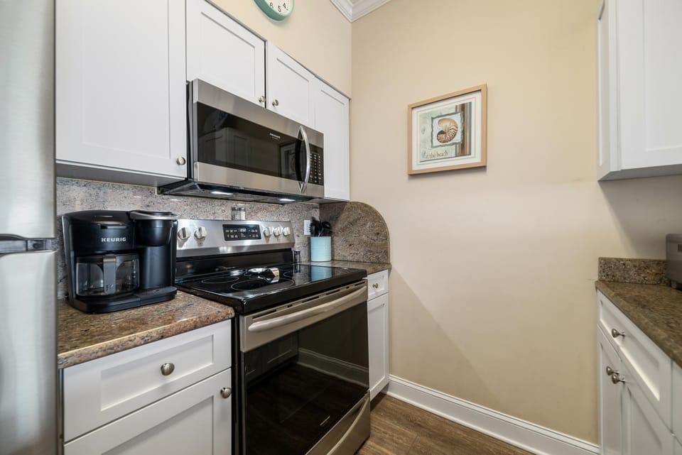 Coffee/tea facilities, Kitchen or kitchenette, dishwasher, oven, stove