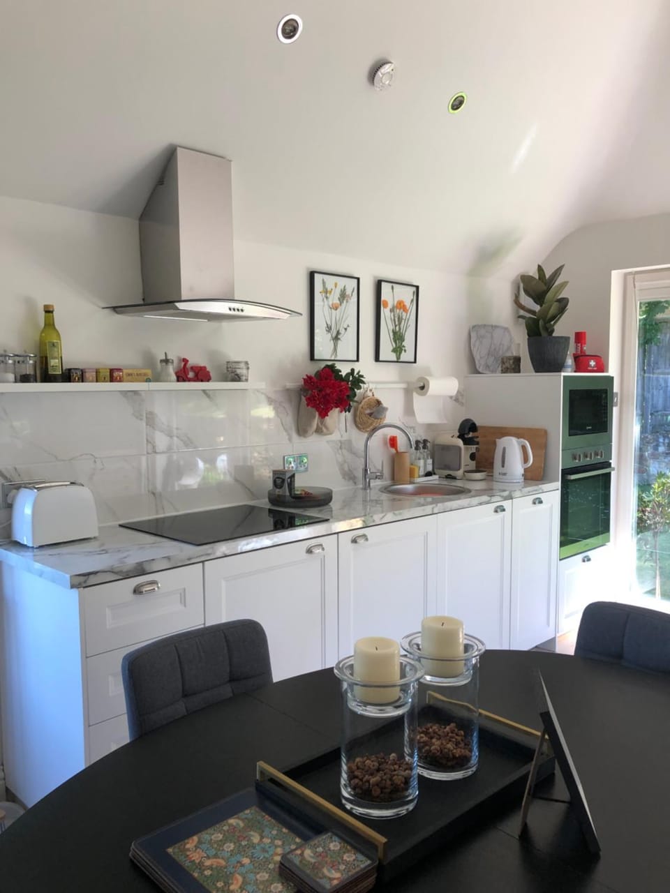 Kitchen or kitchenette, Food and drinks, Dining area