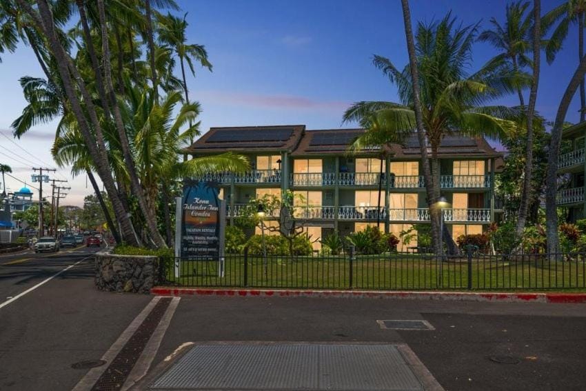 OUTSTANDING OCEANFRONT STUDIO - KONA ISLANDER INN CONDOS condo Apartment in Holualoa