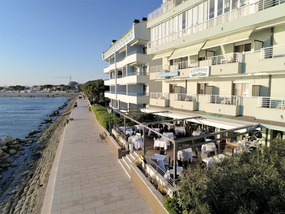 Property building, Restaurant/places to eat, Day, Natural landscape, Sea view, Breakfast