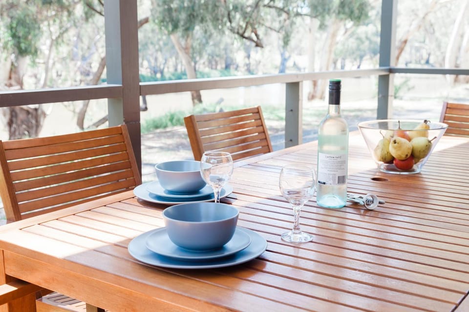 McLean Beach Holiday Park Campground/ 
RV Resort in Deniliquin