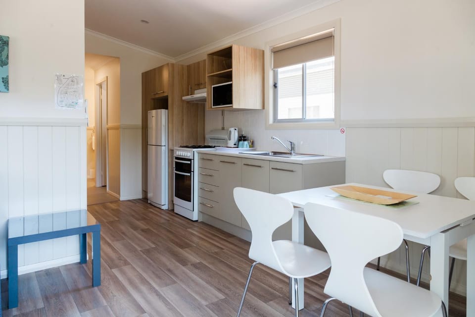 McLean Beach Holiday Park Campground/ 
RV Resort in Deniliquin