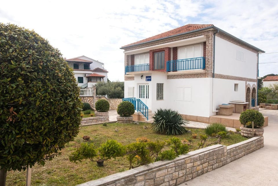 Patio, Facade/entrance