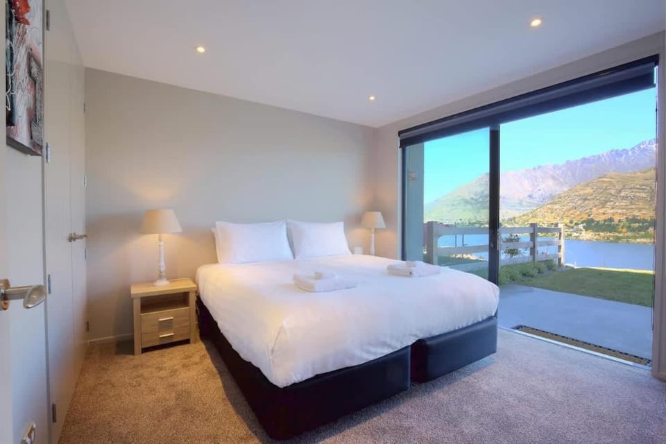 Ultimate Heights Queenstown Jaw-dropping views and Hot Tub House in Queenstown
