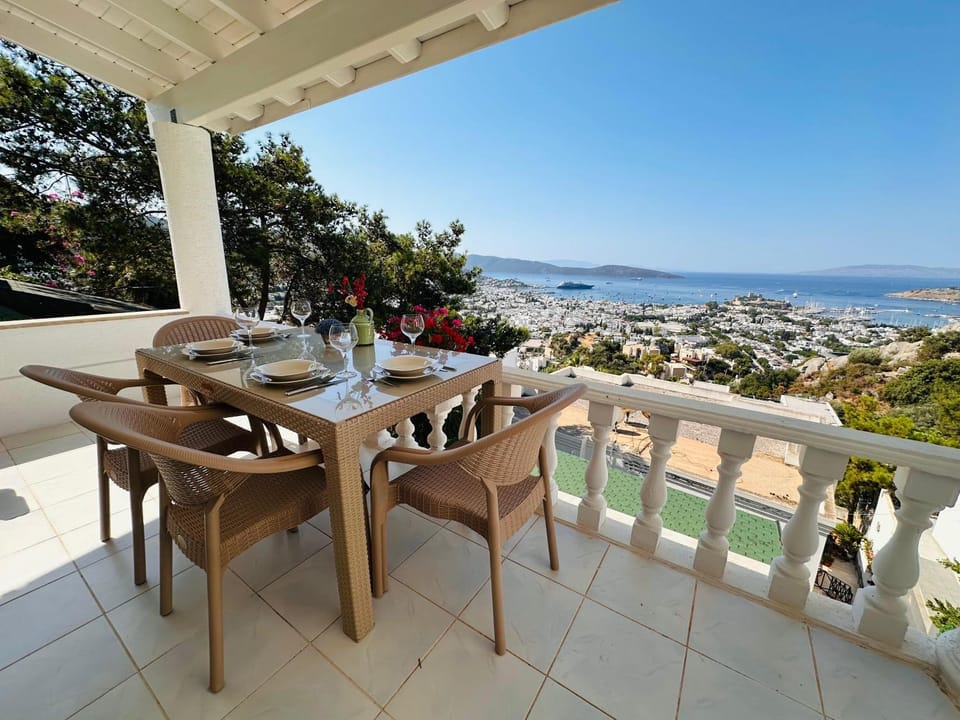 View (from property/room), Dining area, Sea view