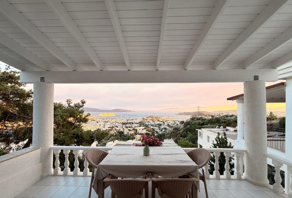 View (from property/room), Balcony/Terrace, Dining area, Sea view