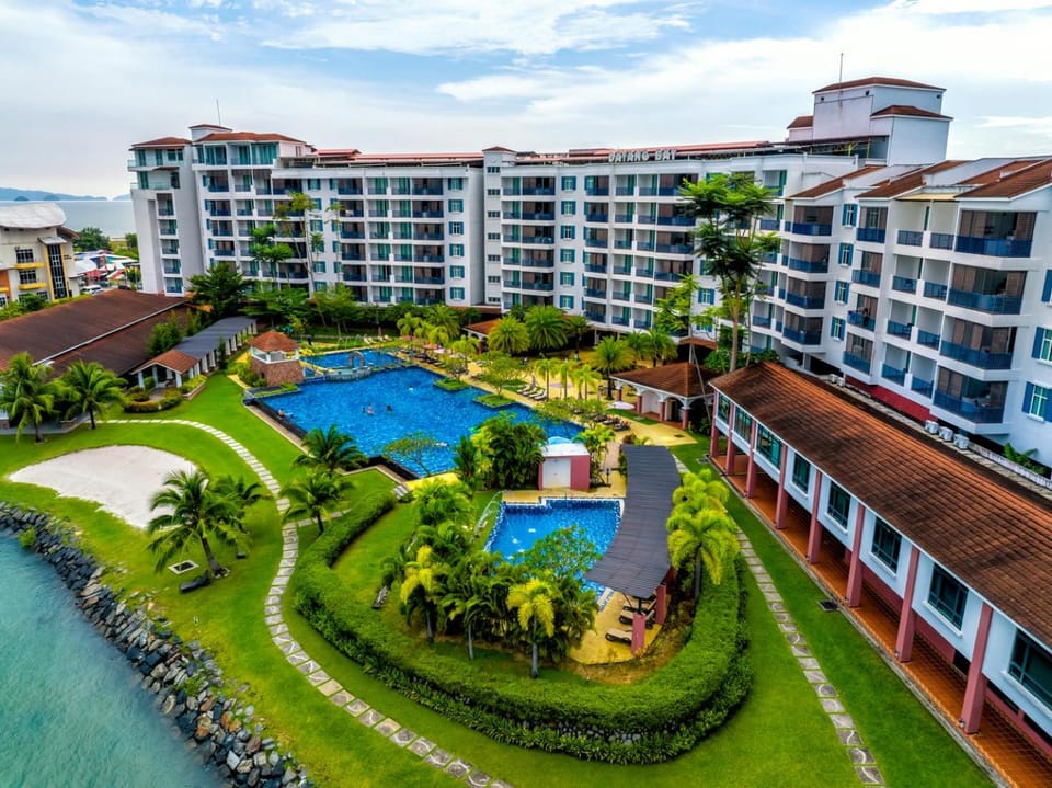 Property building, Garden, Landmark view, Area and facilities, Swimming pool