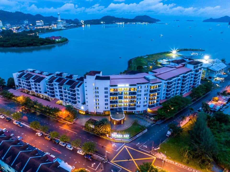 Property building, Facade/entrance, Neighbourhood, Bird's eye view, View (from property/room), Street view, Location, Quiet street view