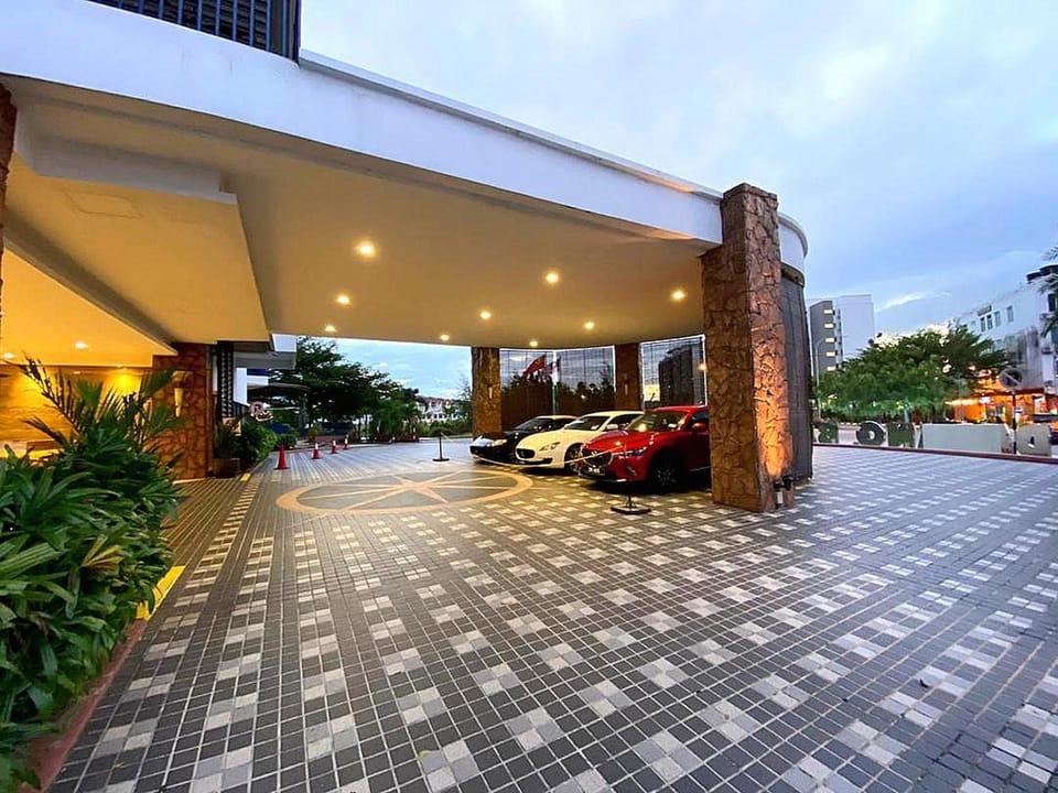 Property building, Nearby landmark, Facade/entrance, Neighbourhood, Other, Street view