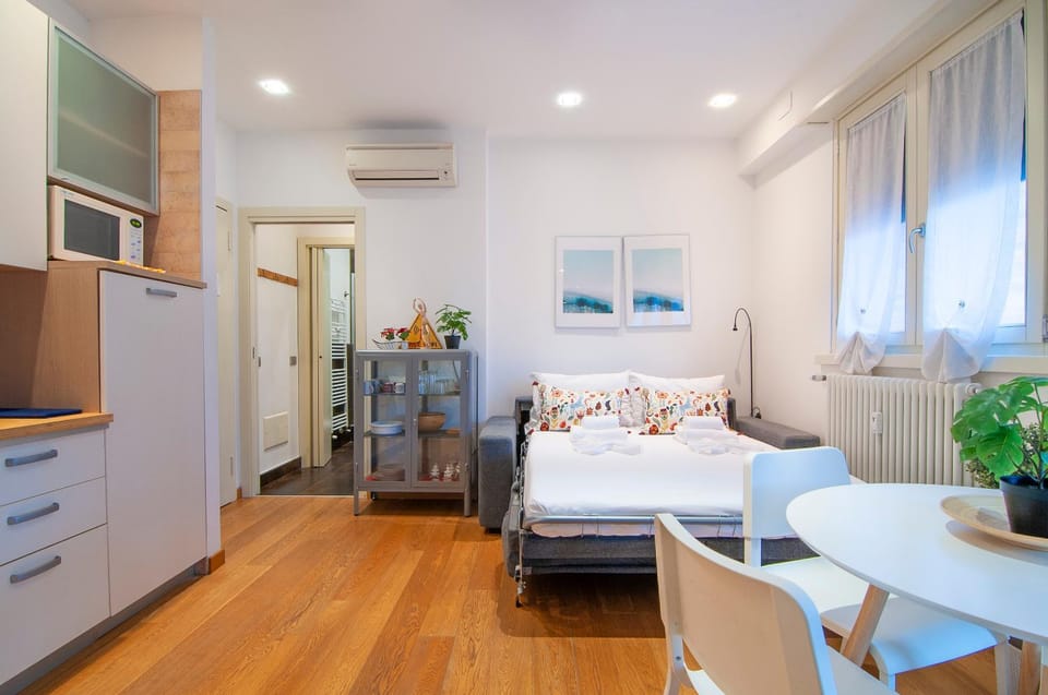 TV and multimedia, Living room, Photo of the whole room, Seating area, Dining area, minibar, air conditioner