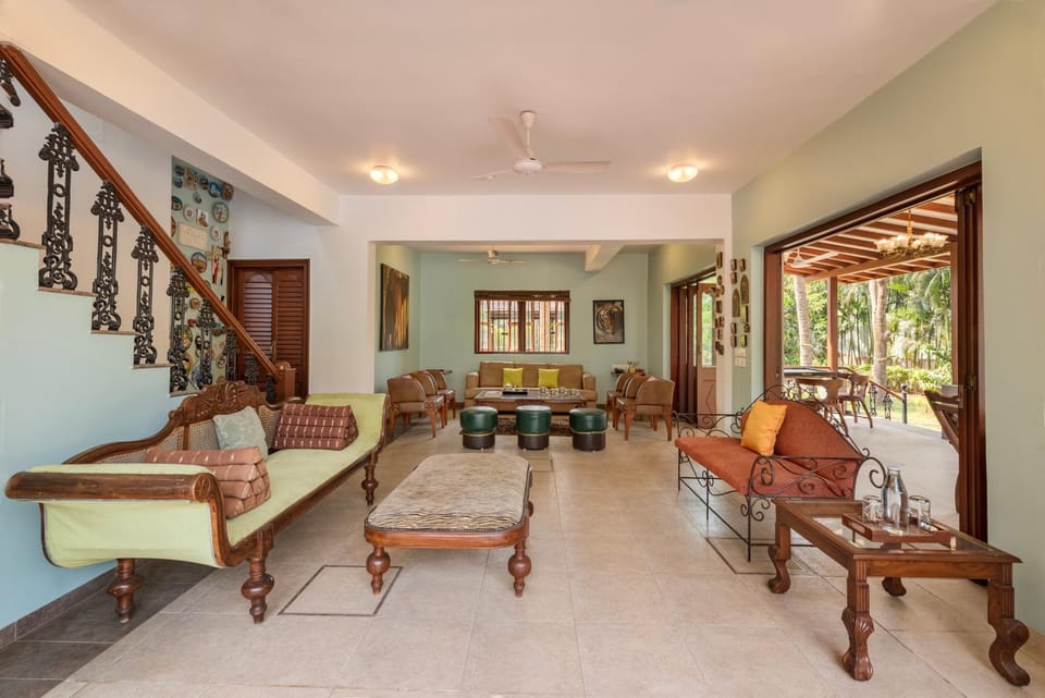 Patio, Facade/entrance, Living room, Seating area, fireplace