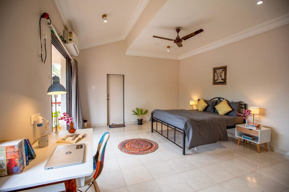 Bed, Bathroom, Photo of the whole room, Bedroom, wardrobe, air conditioner