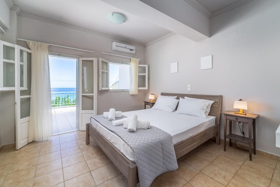 Photo of the whole room, Sea view