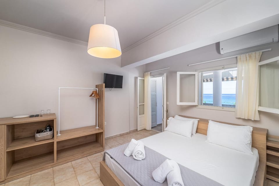 Photo of the whole room, Sea view