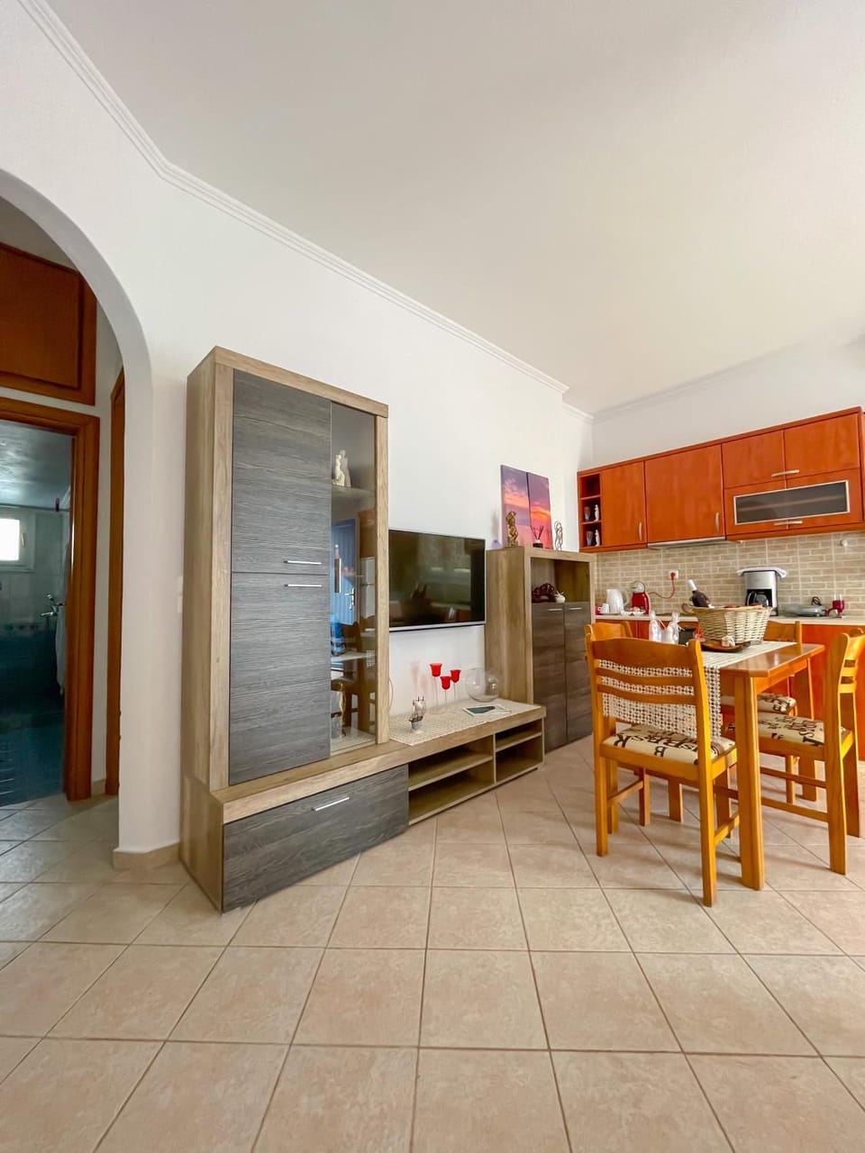 Kitchen or kitchenette, Dining area