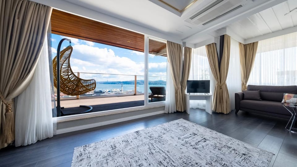 TV and multimedia, Photo of the whole room, Seating area, Bedroom, City view, Sea view