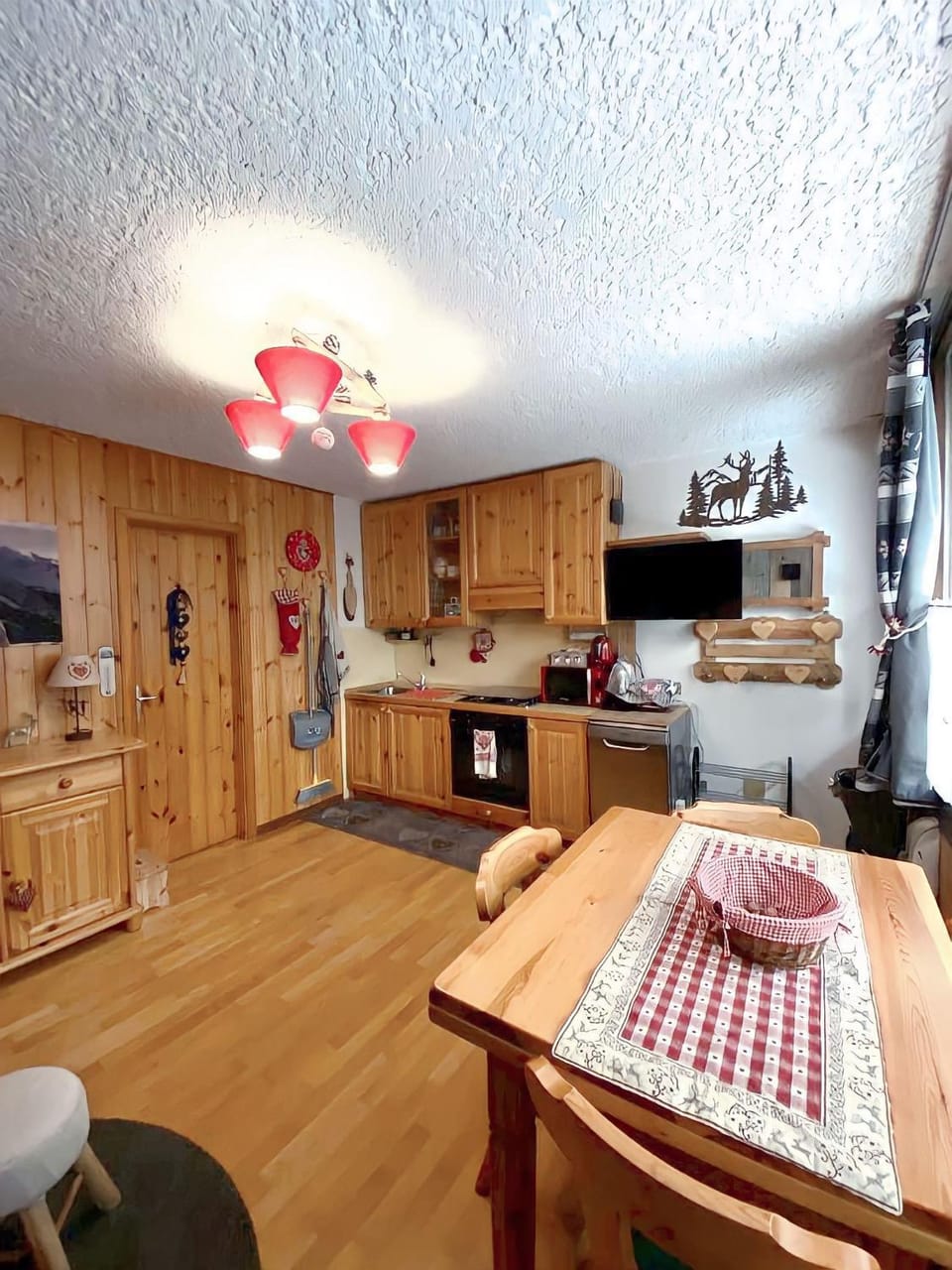 Kitchen or kitchenette, Dining area, stove