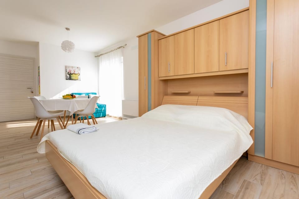 Bed, Dining area, Bedroom