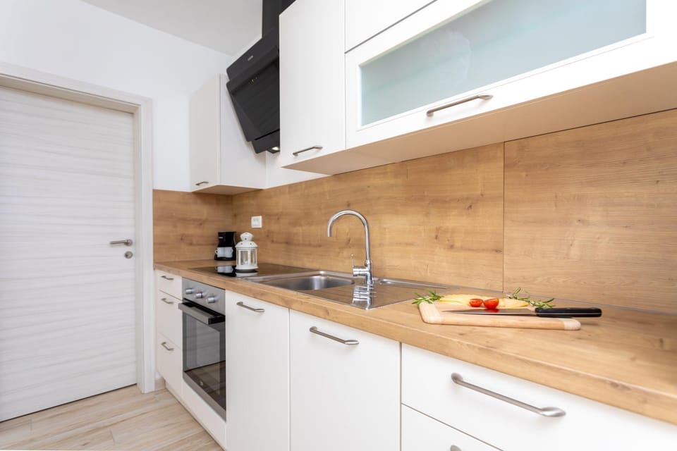 Kitchen or kitchenette, dishwasher, minibar, oven, stove
