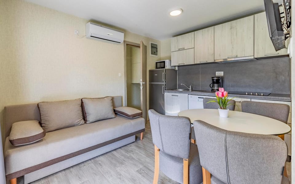 Living room, Dining area, kitchen